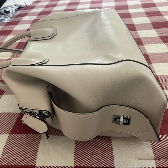 Givenchy Antigona Tote - Picture 4 of 11